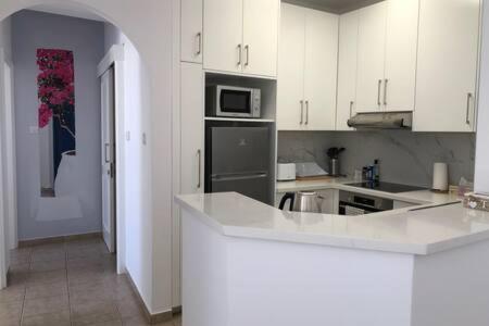 Kings Palace - Superb 2 Bed Ground Floor Apartment Paphos Exterior photo